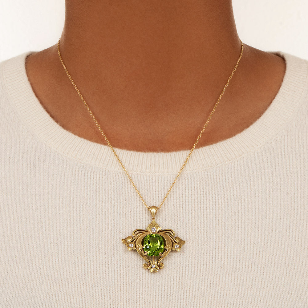 Art Nouveau 12.00 Carat Peridot and Diamond Lavalière  - 3