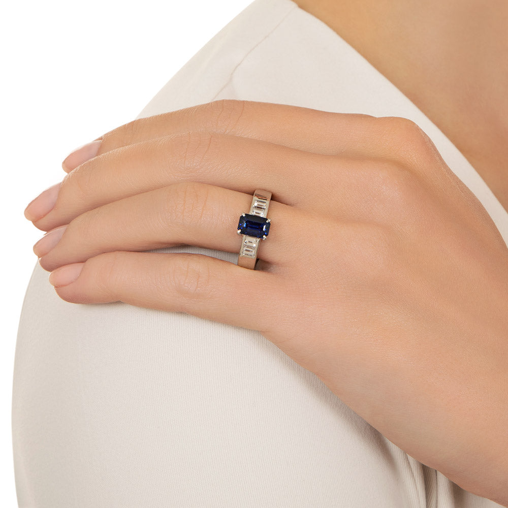 Classic 1.40 Carat Emerald-Cut Sapphire and Diamond Ring - 6